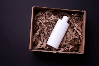 Şampuan veya saç kremi şişesi izole edilmiş.