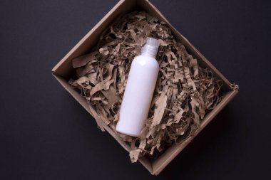 Şampuan veya saç kremi şişesi izole edilmiş.