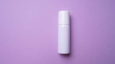 Küçük bir deodorant paketi. izole