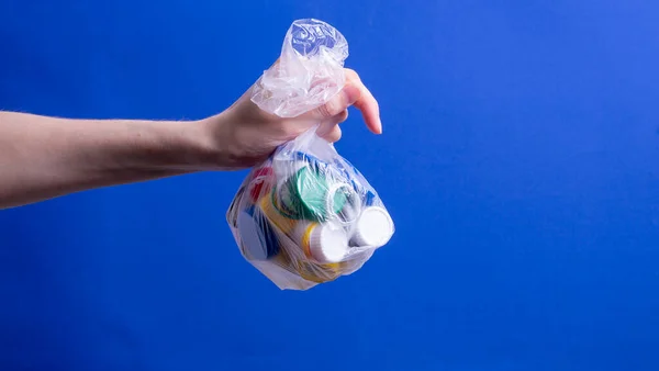 Egy Keze Műanyag Fedővel Ellátott Zsákot Tart Újrahasznosításhoz — Stock Fotó