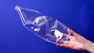 Şişeleri tutan ellerin fotoğrafı.