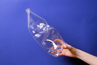 Şişeleri tutan ellerin fotoğrafı.