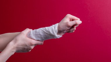 Kadının eli bandajlı.