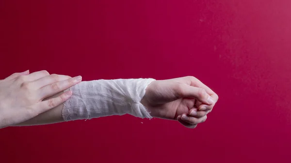 Orvosi Kötszerrel Bekötözött Női Kéz — Stock Fotó