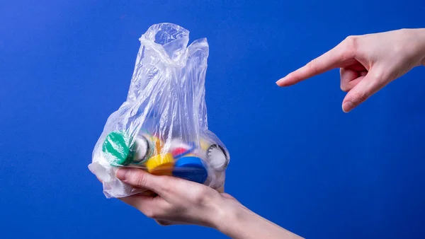 Egy Keze Műanyag Fedővel Ellátott Zsákot Tart Újrahasznosításhoz — Stock Fotó