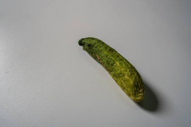 Salatalıklar solmuş, çünkü birkaç gündür dondurulmuşlar, yenemezler..