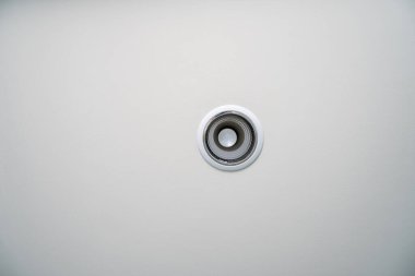 Tavana monte edilmiş yuvarlak bir ampul, kapalıdır..