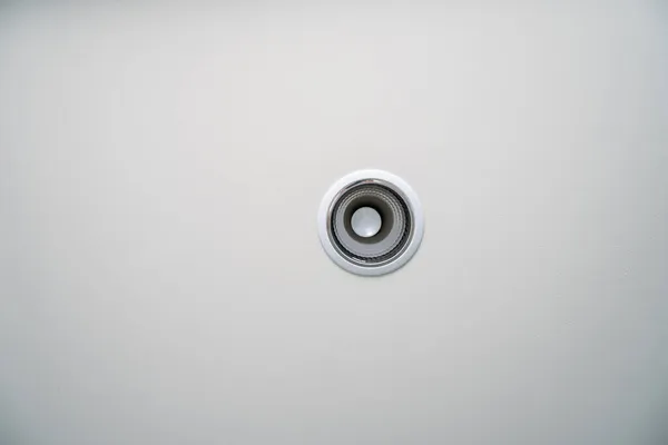 Tavana monte edilmiş yuvarlak bir ampul, kapalıdır..