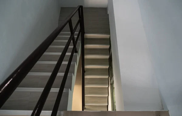 Küçük merdivenler, üst ve alt katları birbirine bağlayan, evde yer tasarrufu sağlar..