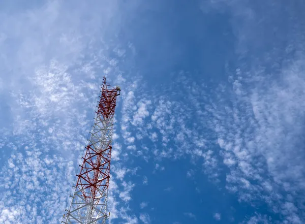 Signaltürme Rot Und Weiß Für Die Kommunikation Bestimmt Hinter Himmel — Stockfoto