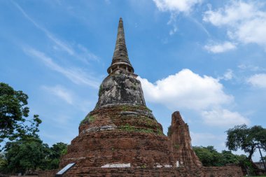 Chedi, Ayutthaya 'nın eski şehrinde, gökyüzü arkamızda.