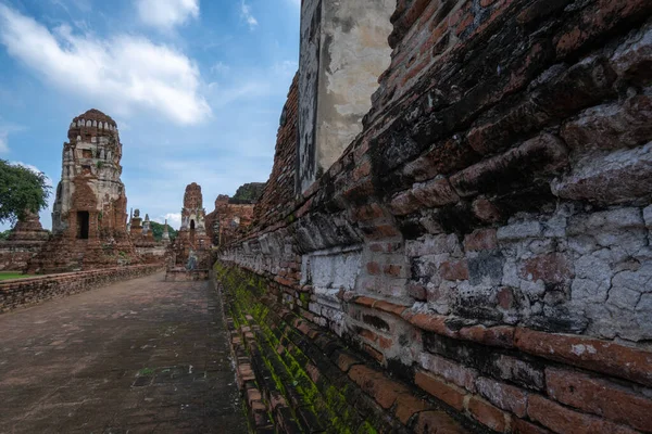 Ein Fußweg Der Altstadt Von Ayutthaya Mit Einer Hohen Mauer — Stockfoto