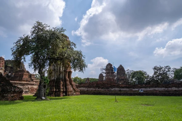 Ayutthaya Altstadt Mit Rasenflächen Und Restaurierung Ist Eine Touristenattraktion — Stockfoto