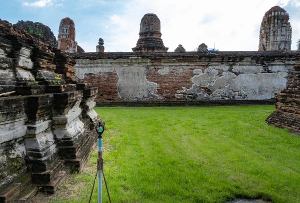 Ayutthaya Altstadt Und Beregnungsanlagen Reduzieren Das Wasser Auf Das Gras — Stockfoto