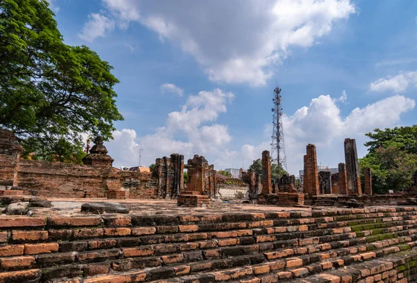 Ruinen Der Alten Stadt Ayutthaya Mit Signaltürmen Und Himmel Dahinter — Stockfoto