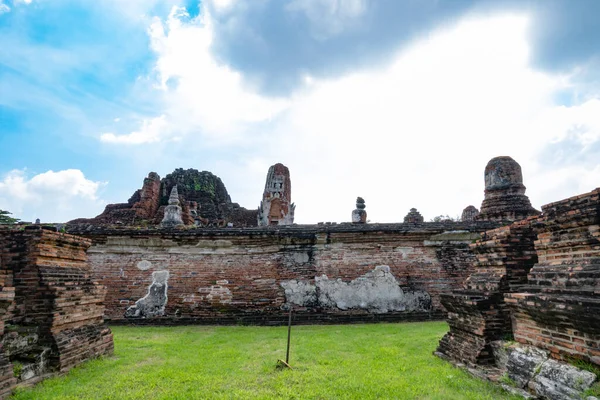 Ayutthaya Oude Stad Gebouwd Met Rode Bakstenen Groen Gras — Stockfoto