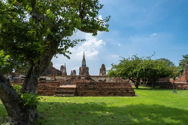 Ayutthaya Old City Ruins Restored Tourist Attraction Beautiful Green Trees — Foto Stock
