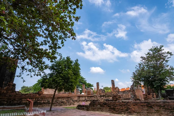Die Ruinen Der Alten Stadt Ayutthaya Mit Bäumen Und Himmel — Stockfoto