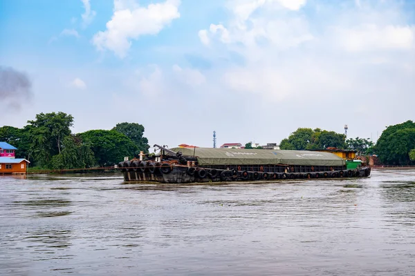 Bir kargo gemisi kargo dolu nehirde yol alıyor..
