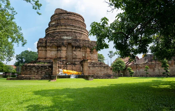 在Ayutthaya的一座寺庙里 佛像躺在一个古老的切迪面前 — 图库照片