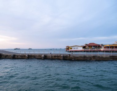Denizdeki evler, etrafta koşuşturan tekneler, dinlenmek için uygun..