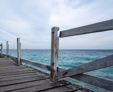 Denize uzanan ahşap bir köprü, terk edilmiş..