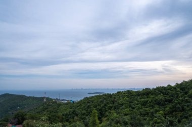 Koh Lan, tatil için uygun plajlar ve dağlarla karakterize edilir..