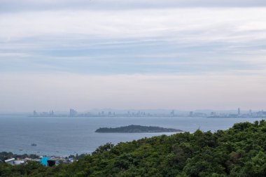 Koh Lan 'ın manzarası, sahile bakan, ve denizin diğer tarafındaki şehir..