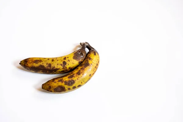 İki çürük muz sarıdır, siyah noktalı ve küflüdür..