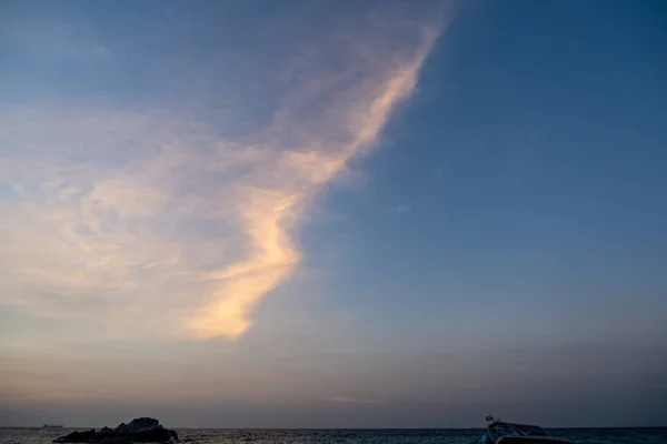 Gün batımından sonra akşam gökyüzü, bak turuncu bulutlar, aşağıda deniz var..