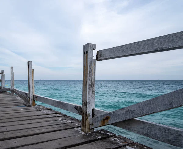 Denize uzanan ahşap bir köprü, terk edilmiş..