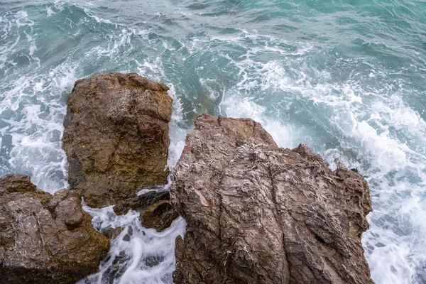 Huge Rocks Sea Being Hit Strong Waves Terrifying — Stock Photo, Image