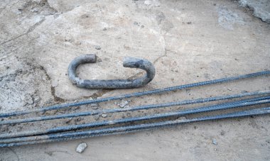 İnşaat malzemelerini asmak için kancaya takılmış büyük bir inşaat demiri..