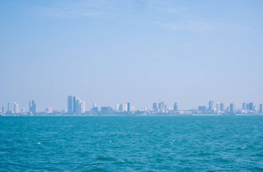 Gökyüzüne bakan, sisle kaplı bir sahil kasabası..