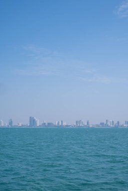 Dikey çekim, deniz kenarı kasabası gökyüzüne bakıyor, sisle kaplı..