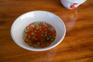 Biber, balık sosunda yüzen birçok küçük parçaya bölündü..