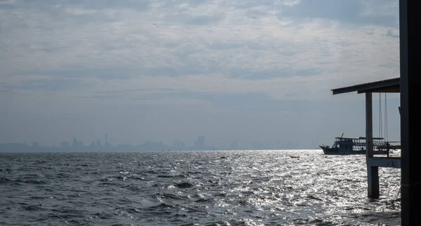 Deniz kenarındaki evlerin manzarası, şehrin solgunlaşması.