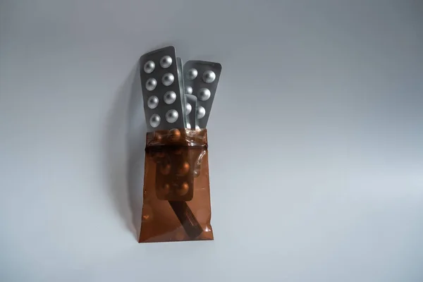 Gümüş haplar hastalar arasında dağıtılmak üzere poşetlere kondu..