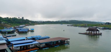 Dünyanın en uzun ikinci ahşap köprüsünden bak, dağların üzerinden sis..