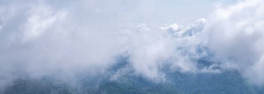 Büyük bir beyaz bulut grubu gökyüzünü doldurdu, dağları gizledi..