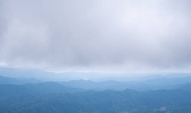 Dağlar ve bulutlar birleşir ve yoğun sis, güzel bir manzara..
