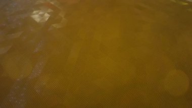 Renkli bir üçgen yardım uçağının 3 boyutlu animasyonu