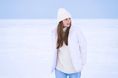 Açık havada şapkalı ve kazaklı mutlu kadınlar.