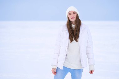 Açık havada şapkalı ve kazaklı mutlu kadınlar.