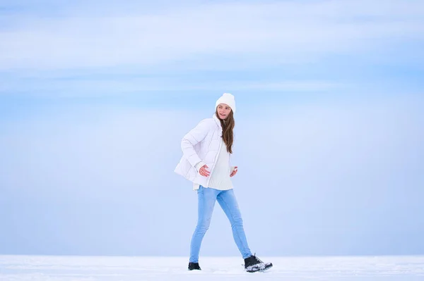 Щасливі Жінки Капелюсі Светрі Снігу Відкритому Повітрі Стокова Картинка