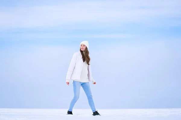 Щасливі Жінки Капелюсі Светрі Снігу Відкритому Повітрі Стокове Зображення