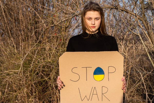Savaş çatışmasını protesto eden kızgın Ukraynalı kız, 