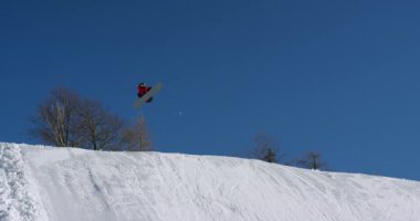 Dağlarda snowboardçu.