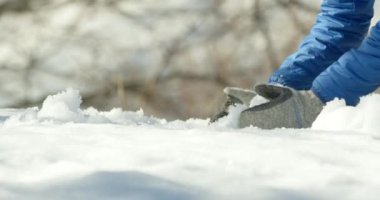 Adam kış ormanında kartopu yapıyor.