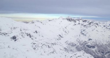 Karlı dağların güzel hava manzarası